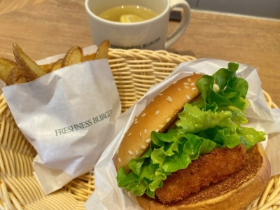 編集部任意記事｜フレッシュネスバーガーの「サーモンフライバーガー」と「フレッシュレモネード」