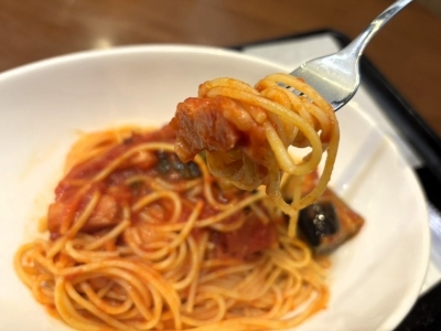 編集部任意記事｜本格イタリアンの味わいをカフェで！タリーズコーヒー「ゴロっと茄子とベーコンの完熟トマトパスタ」を実食！