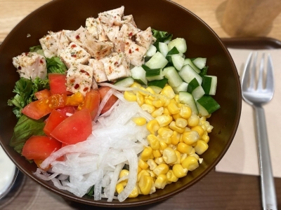 編集部任意記事｜WithGreenの看板メニュー「ハーブチキンと彩り野菜のサラダ」は想像以上のボリューム感！