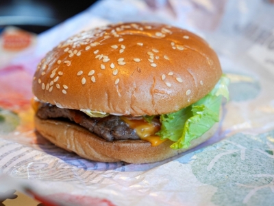 編集部任意記事｜ジューシーな100％ビーフが魅力！バーガーキング「ワッパーチーズJr.」
